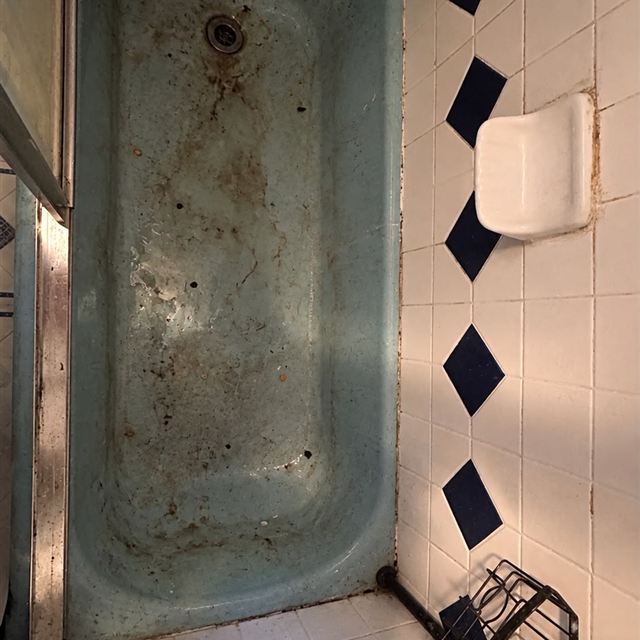 Bathtub before cleaning